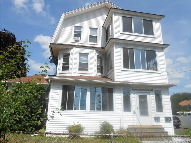Building Photo - 168 Booth St