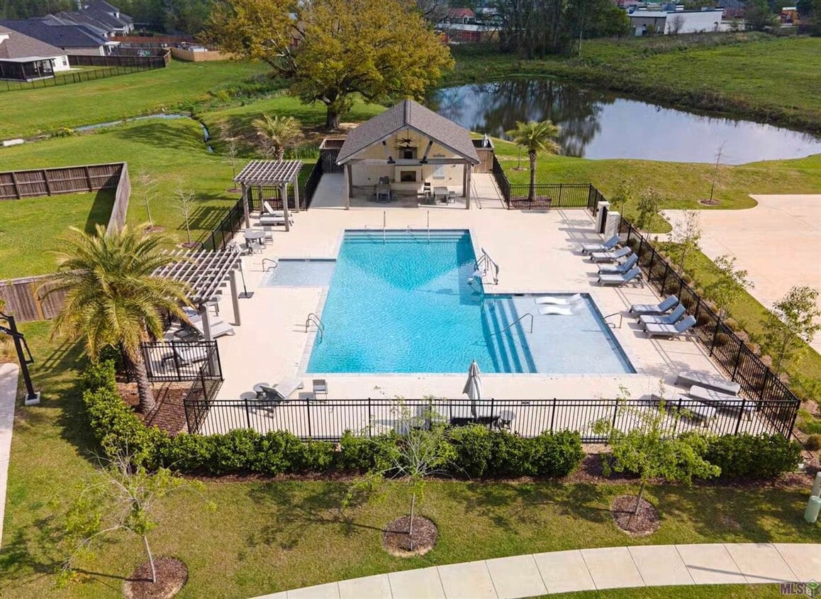 Building Photo - 3 Bedroom House in Dutchtown |Community Pool