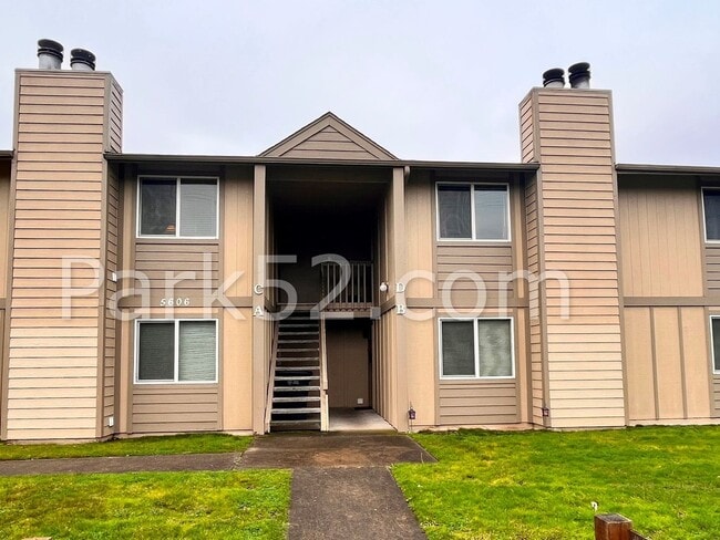 Foto del edificio - Remodeled 2 Bedroom 1 Bathroom Upper Level Apartment
