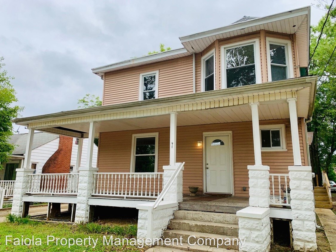 Primary Photo - 730 E Montrose St