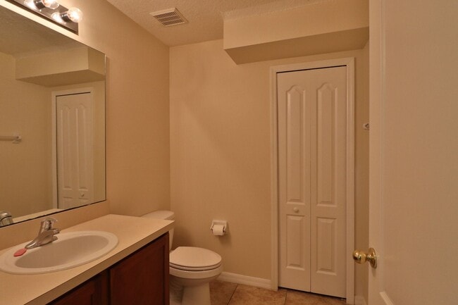 Building Photo - 3/2.5/2 Town Home in gated community with ...