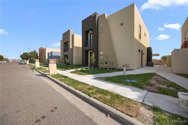 Building Photo - 1220 E Camellia Ave