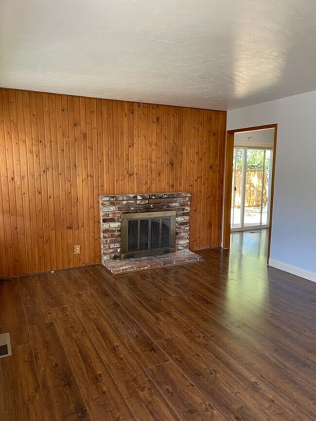 Foto del edificio - Great location, end of a quiet cul de sac, Cupertino School, spacious rooms