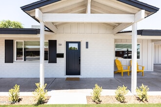 Building Photo - 7320 E Granada Rd