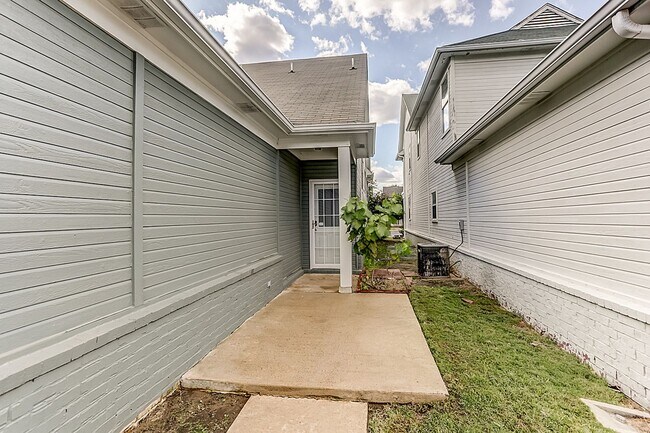 Building Photo - Fully Furnished Mud Island Home – Minutes from Downtown Memphis!