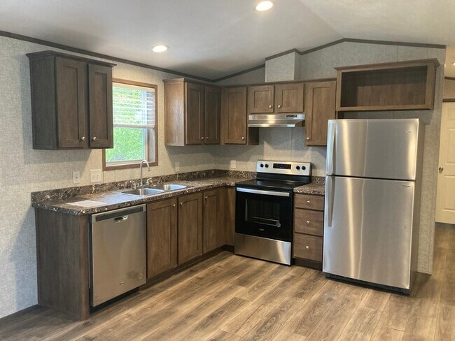 Building Photo - 3 bed 2 bath