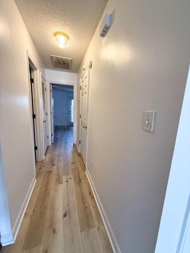 Building Photo - 409 E Roosevelt Ave