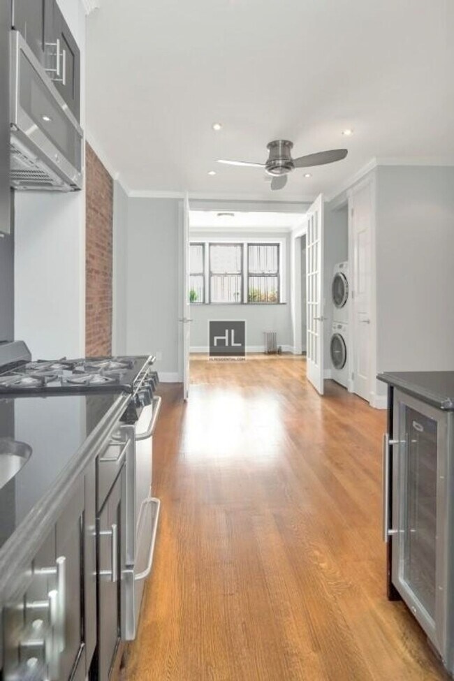 Building Photo - AMAZING ONE BEDROOM APARTMENT!! AMAZING DE...
