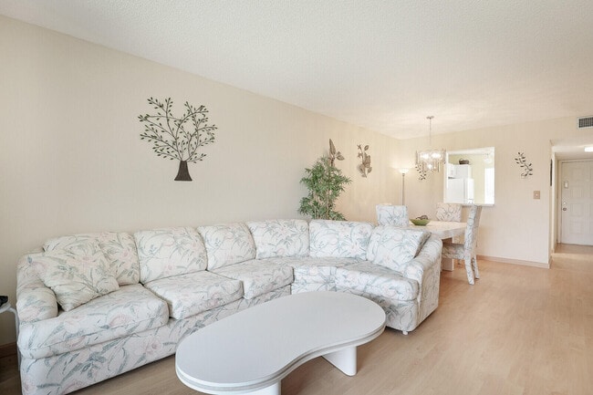 Building Photo - 6795 Huntington Ln