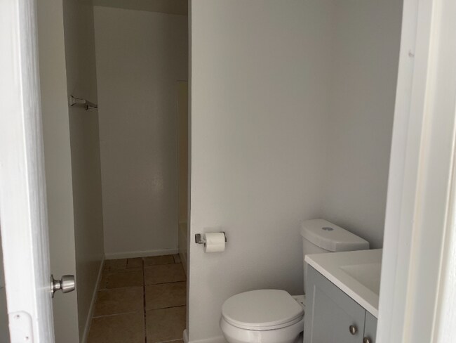 Foto del edificio - 220 W 9th St