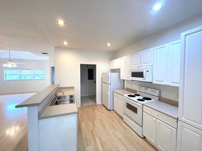 Building Photo - 1867 S Dovetail Dr