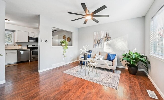 Foto del edificio - Beautiful 3 Bed, 2 Bath Split-Level Home w...