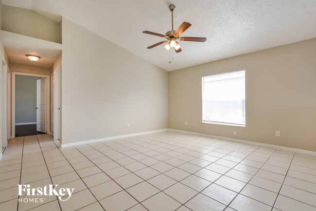 Foto del edificio - 7543 Groveoak Dr