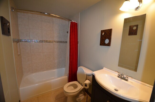 Foto del edificio - Amazing Views and Pet Negotiable! On bus r...