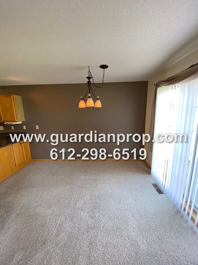 Foto del edificio - End Unit Townhouse Available May 1st, Vaulted Ceilings, Loft Area, Patio w/Yard Space, 2 Car Gara...
