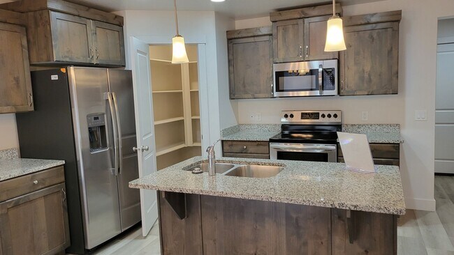 Building Photo - 3 bed / 2.5 bath / 2 car garage Washer/Dry...