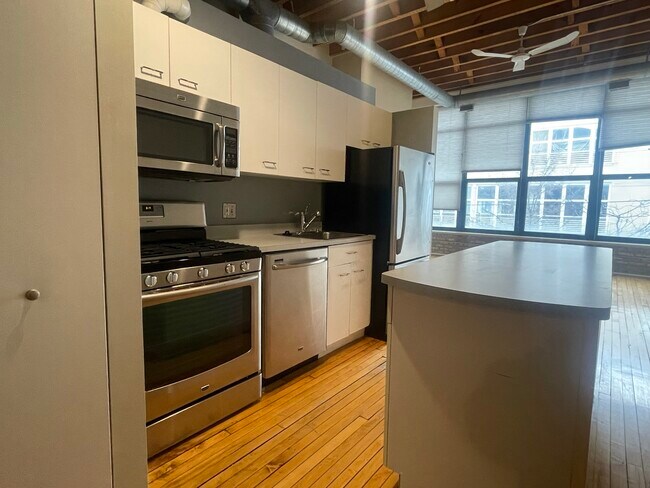 Living area + kitchen - 3201 N Seminary Ave