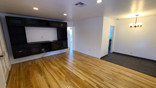 Sala de estar - 539 N Rosemary Ln