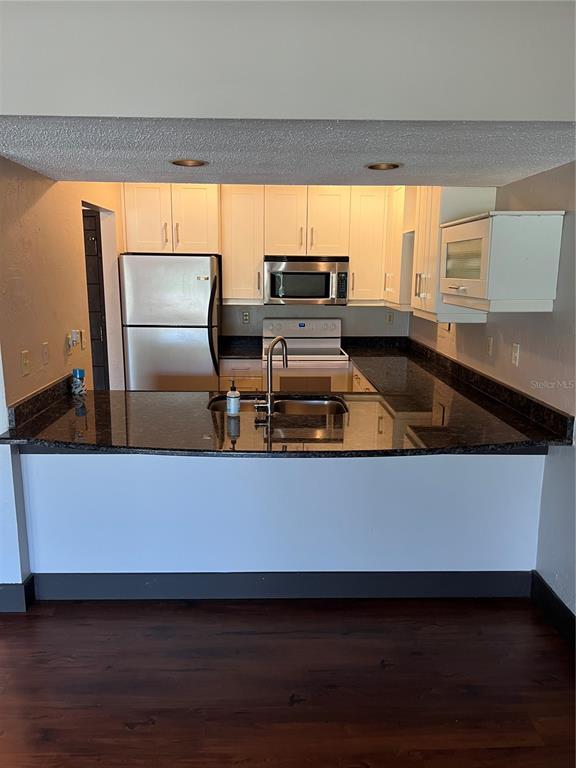 Foto del edificio - 808 Pinewood Ct