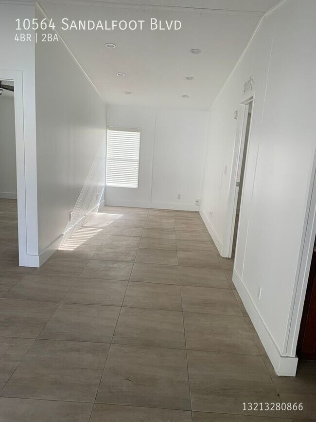 Building Photo - Beautiful 4/2 spacious fenced backyard Mob...