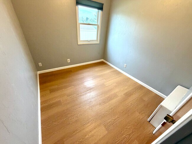 Building Photo - Pet Friendly 3 Bed 2 Bath Single Family Home with Attached Garage and Fully Fenced Yard!