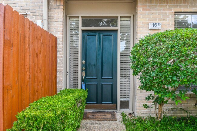 Foto del edificio - 2100 Tanglewilde St