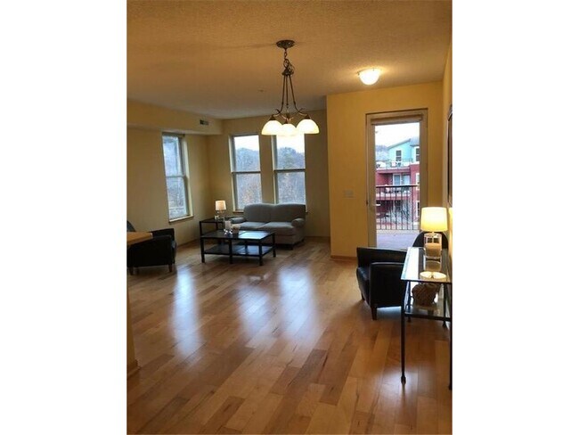 Foto del edificio - 640 Main St N