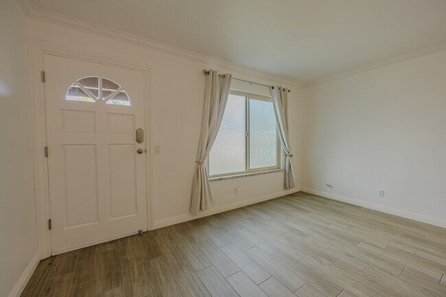 Foto del edificio - Beautifully Remodeled 1 BD, 1 Mile to beach