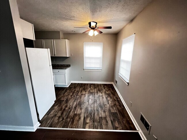 Foto del edificio - 4405 Landside Dr