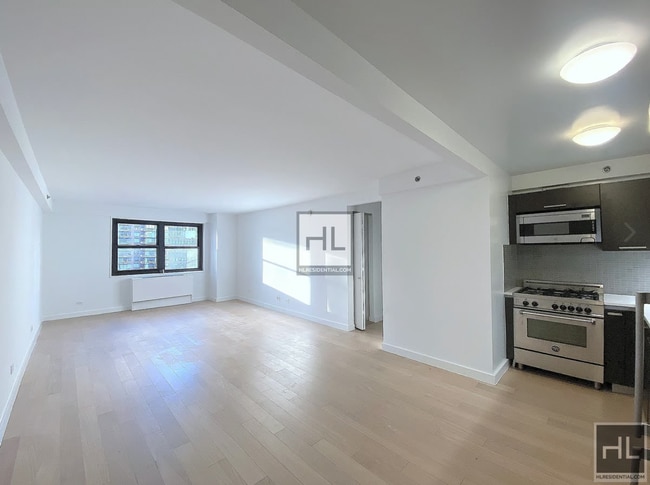 Building Photo - STUNNING LUXURY 4 BED IN PRIME MURRAY HILL...