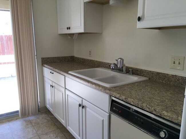 Building Photo - Quiet Condo for Rent