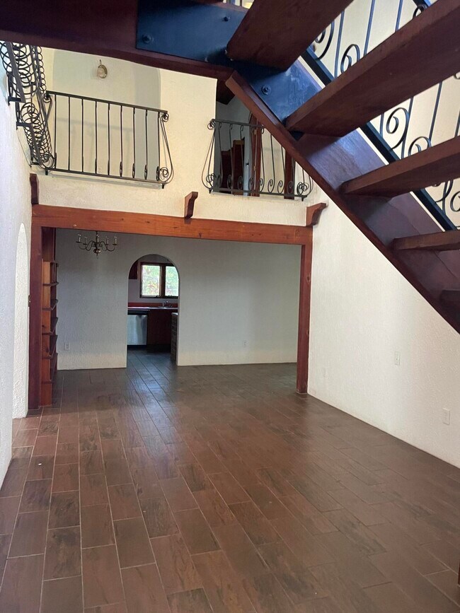 Building Photo - 1750 Carriage Dr