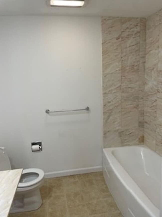 Building Photo - Oversized 2 bedroom unit in prime location