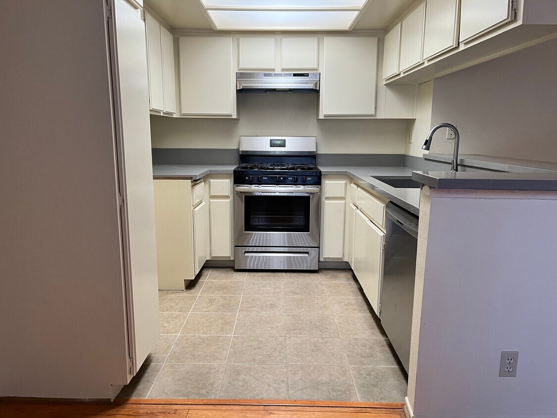 Foto principal - 636 E Verdugo Ave