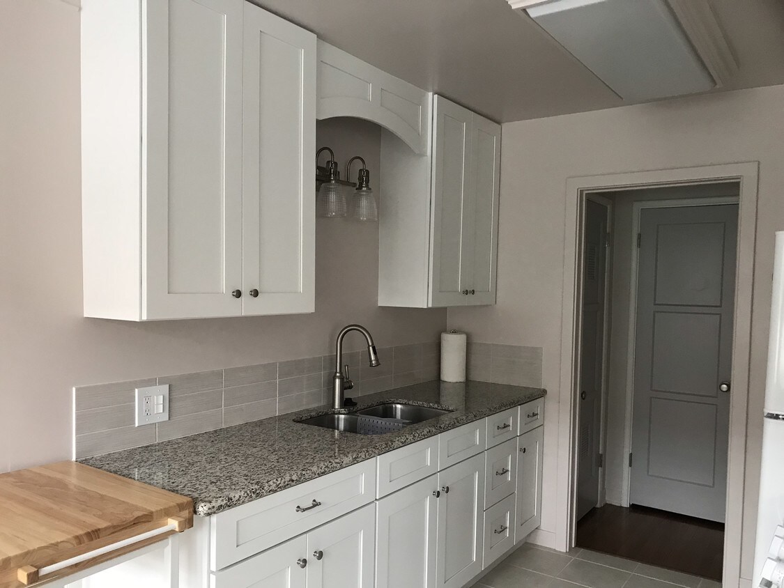 Newly Remodeled Kitchen - 2021 Ocean Park Blvd
