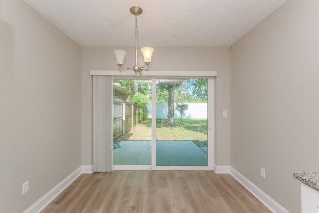 Foto del edificio - 3308 Laurel Dale Dr