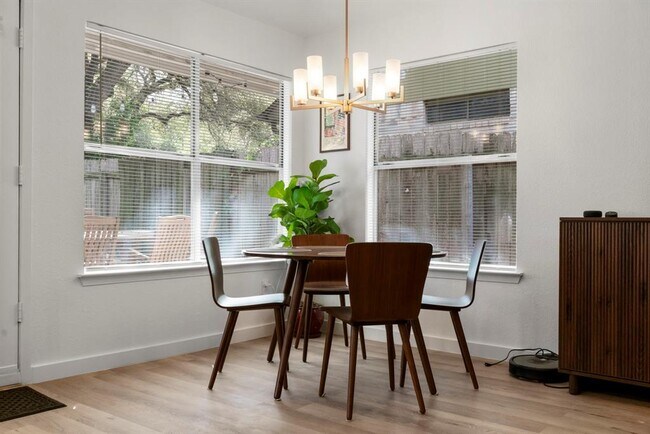 Foto del edificio - 737 Shade Tree Dr