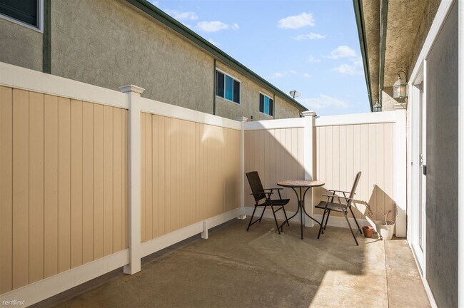 Foto del edificio - 2 br, 2 bath Townhome - 1911 Mathews Avenue 5