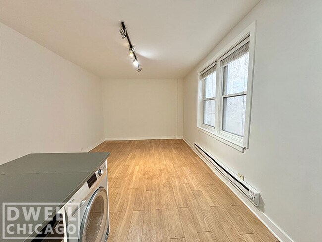 Foto del edificio - 515 W Belmont Ave