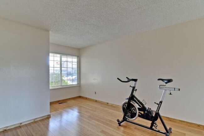 Foto del edificio - Gorgeous Three Bedroom Two Bathroom in San...