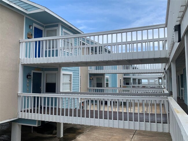 Building Photo - 500 Tiki Dr
