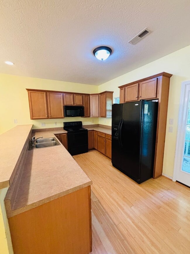 Building Photo - 3 Bedroom, 2.5 Bath Townhouse