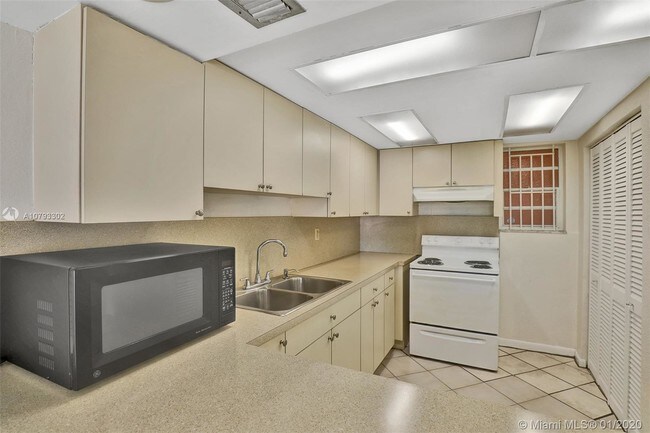 Foto del edificio - 1950 W 56th St