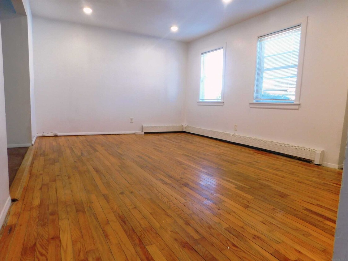 Primary Photo - 377 Beachview St