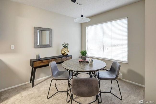 Foto del edificio - 2562 Thorndyke Ave W