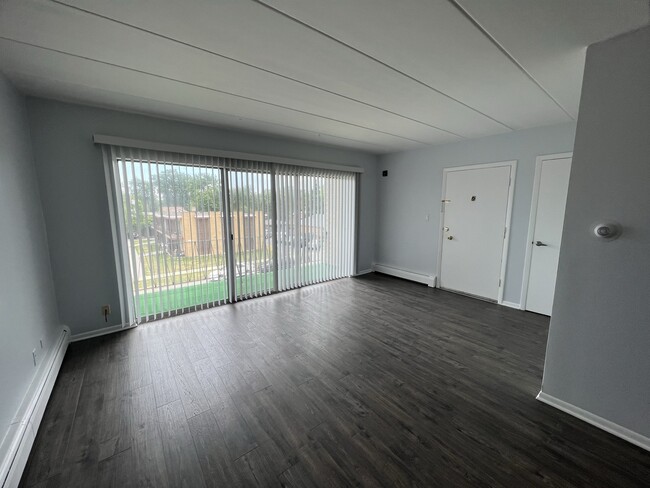 Building Photo - 9528 Mansfield Ave