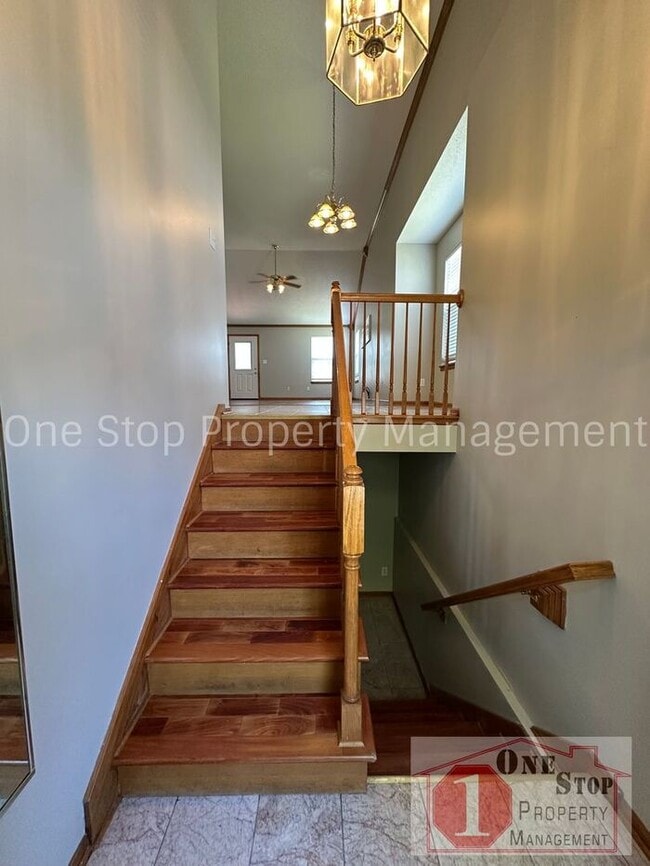 Building Photo - Spacious 3 Bed, 3 Bath Home in Raymore wit...