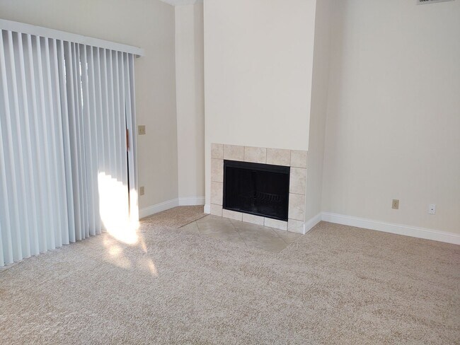 Foto del edificio - Gorgeous 3 bedroom 2 bath townhome with FL...