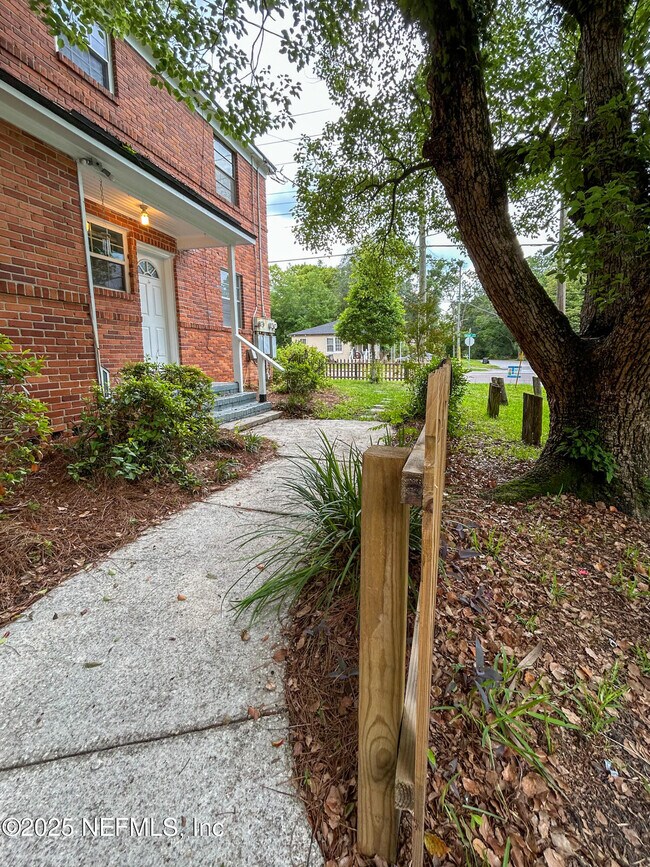 Building Photo - 825 McDuff Ave S