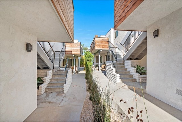 Building Photo - 206 Avenida Victoria